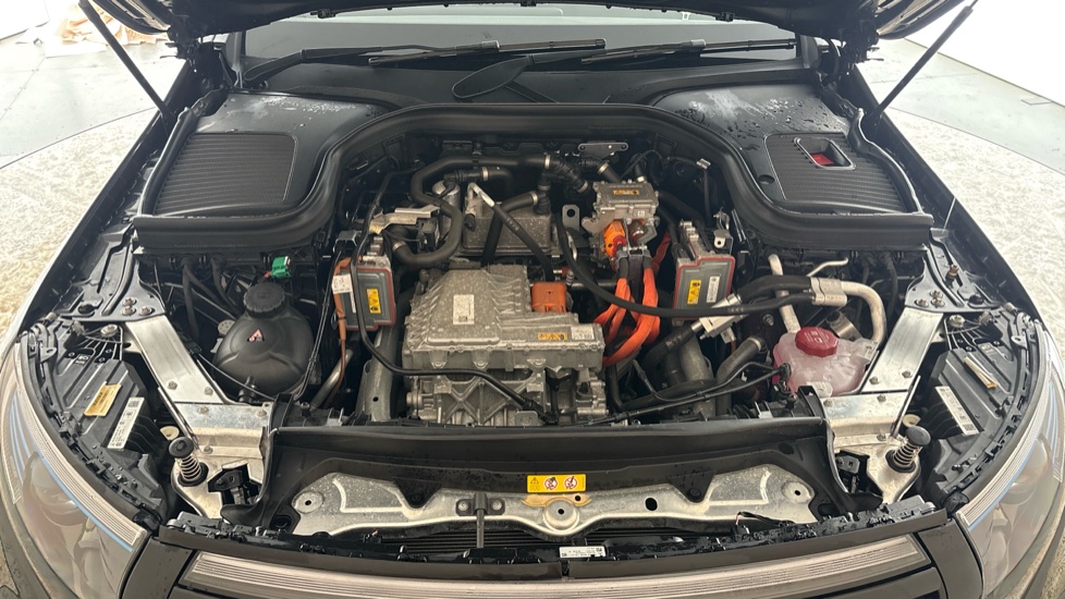 MERCEDES EQC Image 16