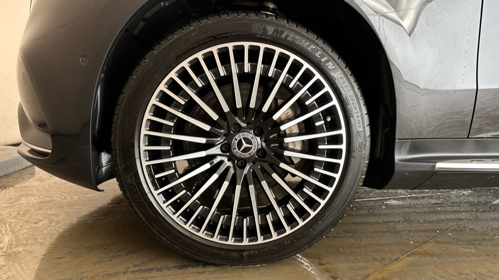 MERCEDES EQC Image 17