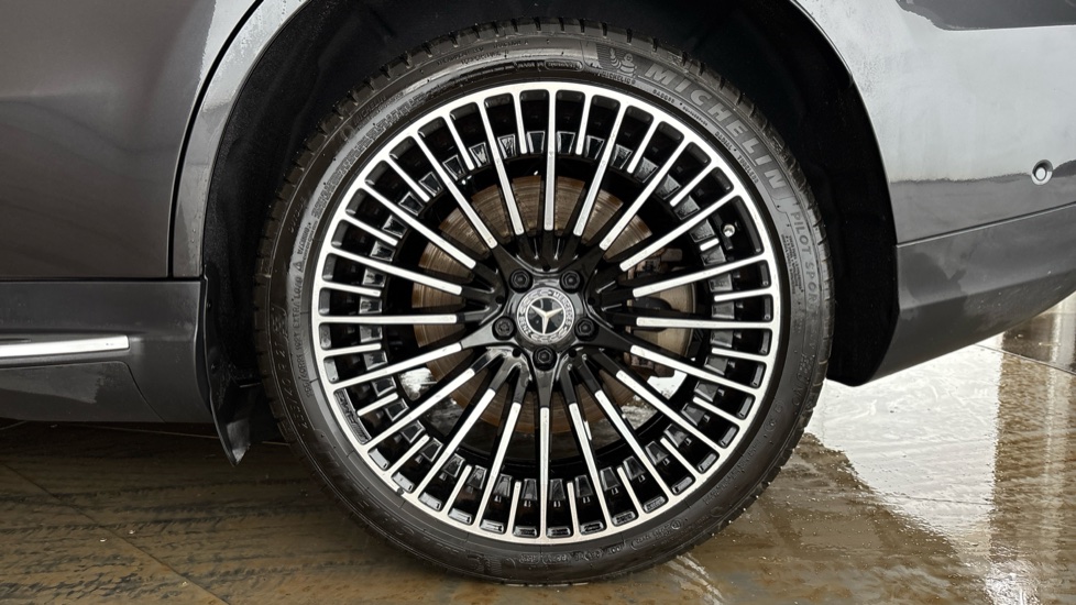 MERCEDES EQC Image 18