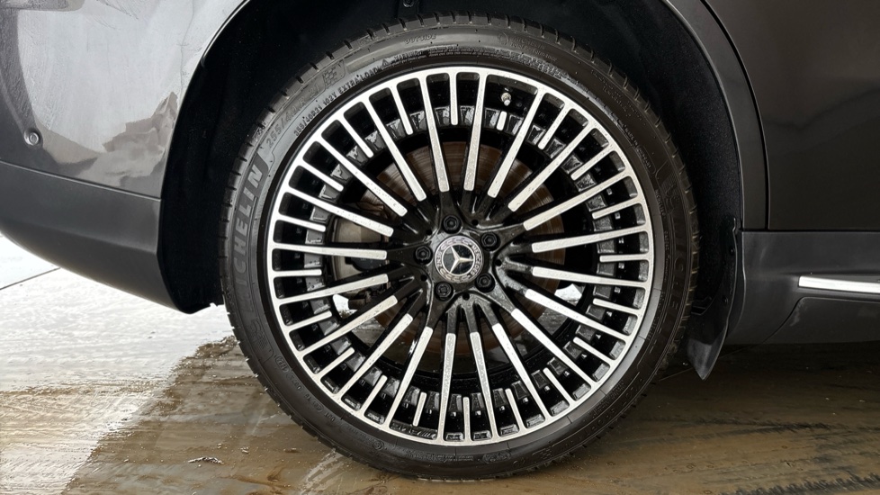 MERCEDES EQC Image 19