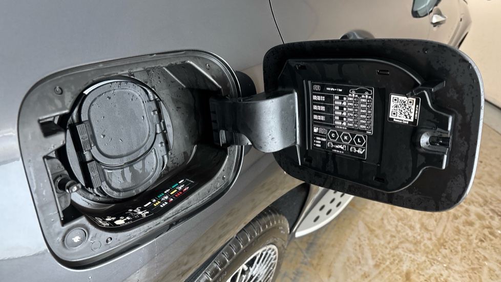 MERCEDES EQC Image 21