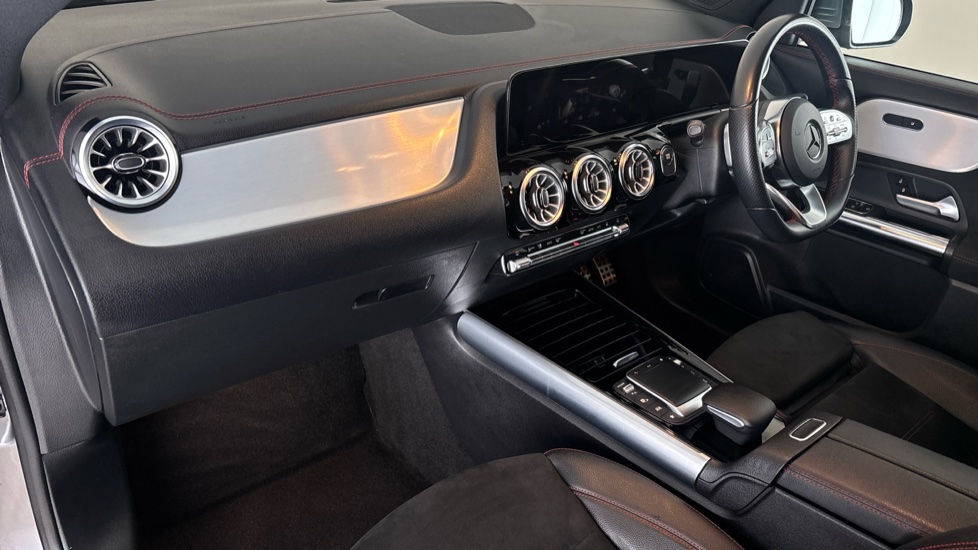 MERCEDES EQA Image 10