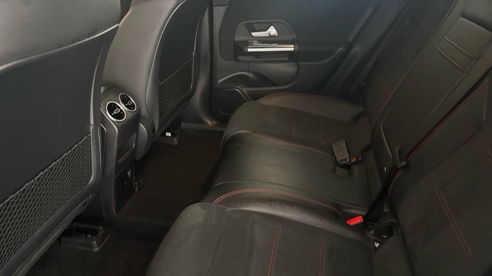 MERCEDES EQA Image 14