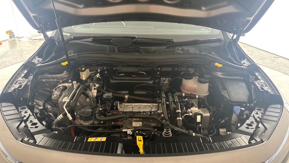 MERCEDES EQA Image 16