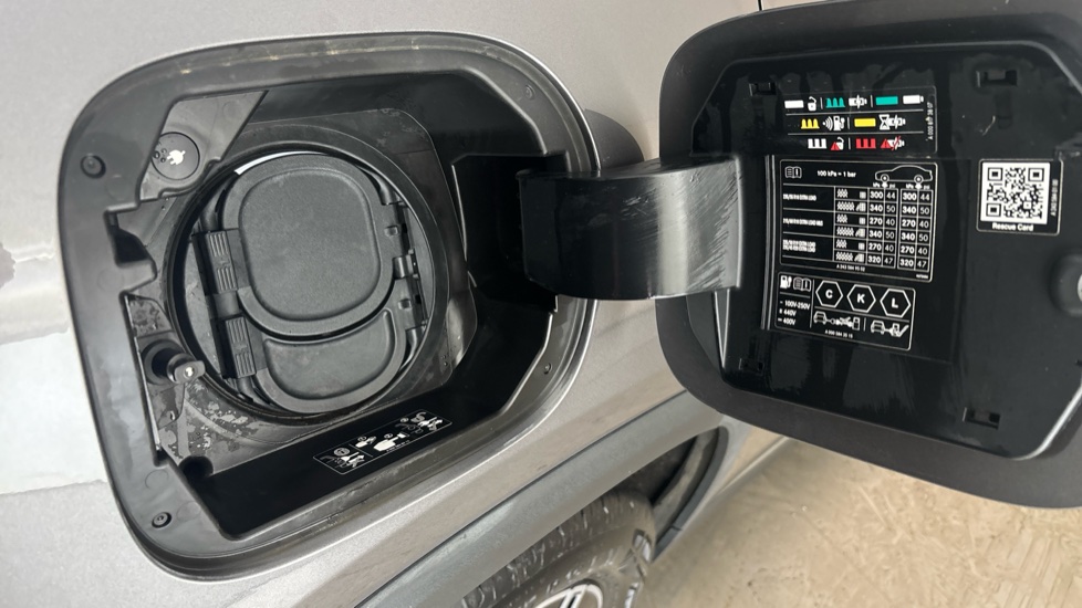 MERCEDES EQA Image 21