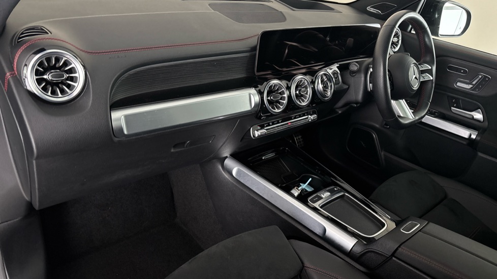 MERCEDES EQB Image 10