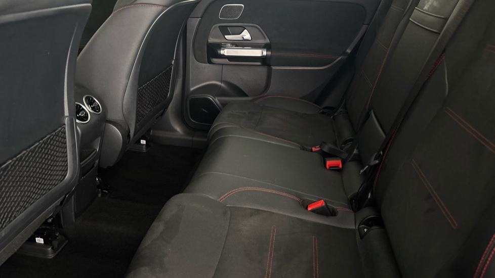 MERCEDES EQB Image 14
