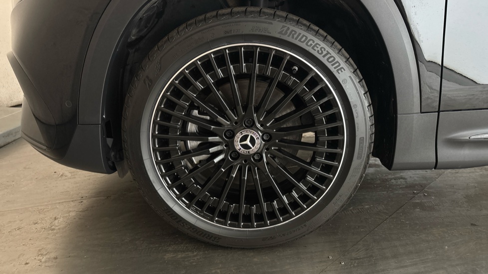 MERCEDES EQB Image 17