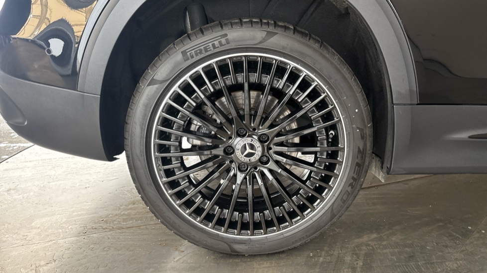 MERCEDES EQB Image 19
