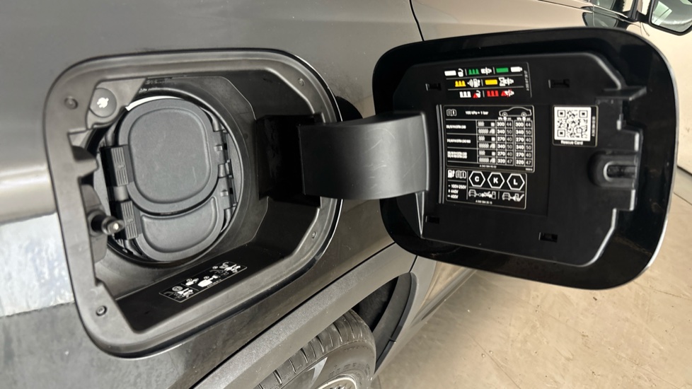 MERCEDES EQB Image 21