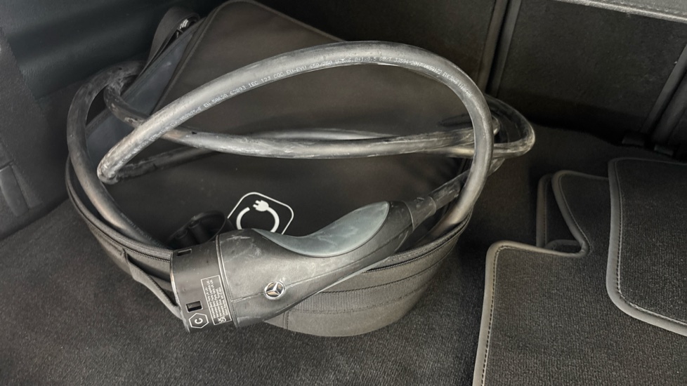MERCEDES EQB Image 22