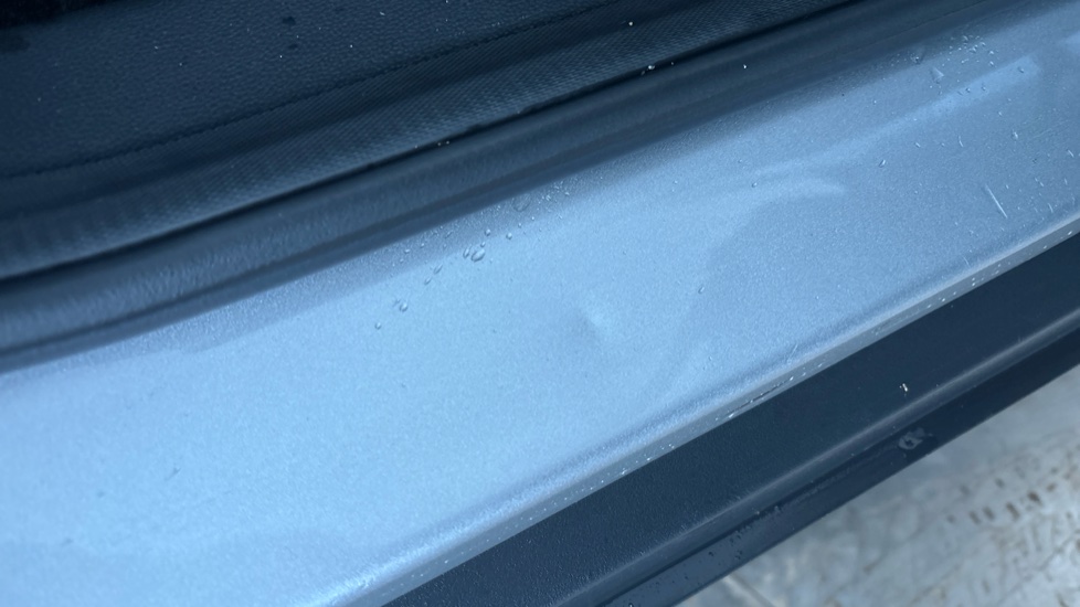 MG ZS dent