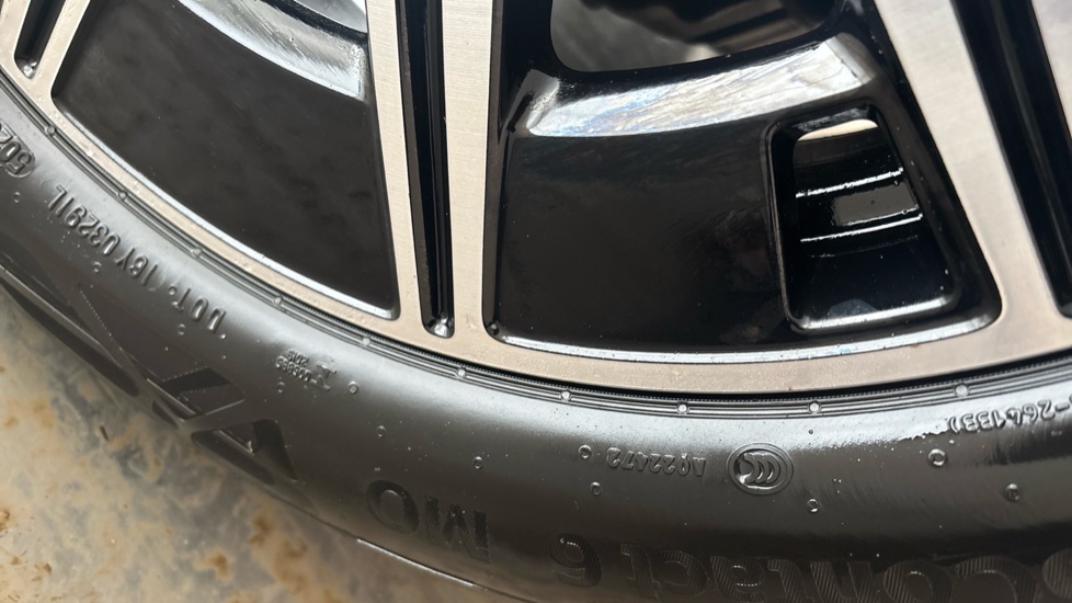 MERCEDES EQA scratches