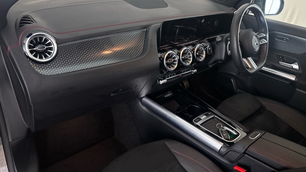 MERCEDES EQA Image 10