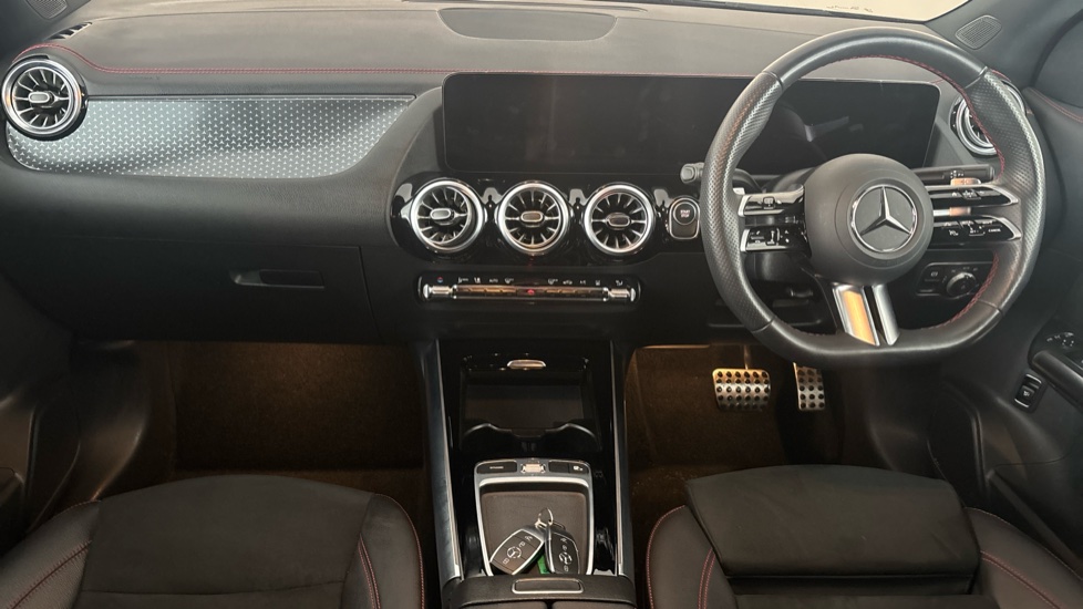 MERCEDES EQA Image 11