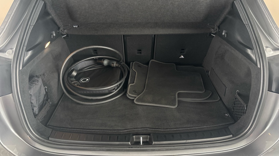 MERCEDES EQA Image 15