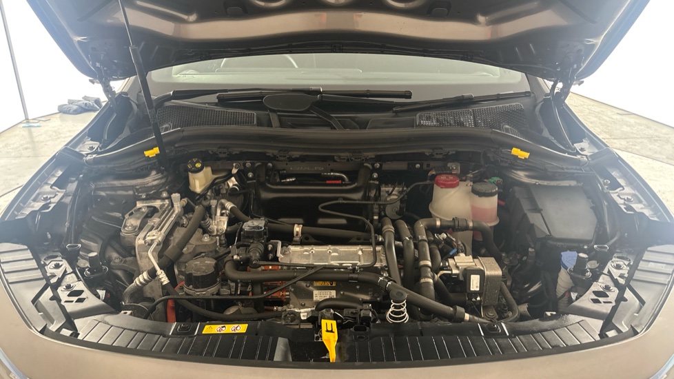 MERCEDES EQA Image 16