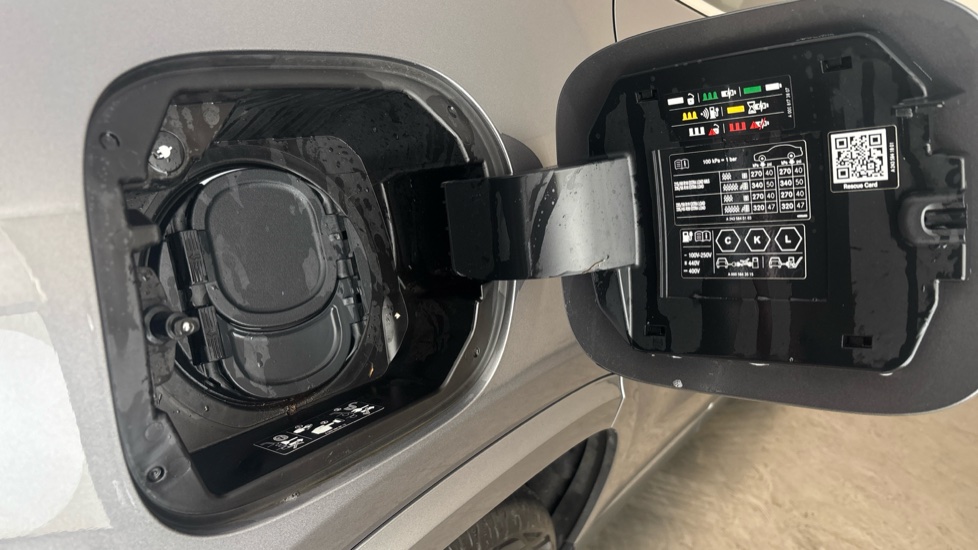 MERCEDES EQA Image 21