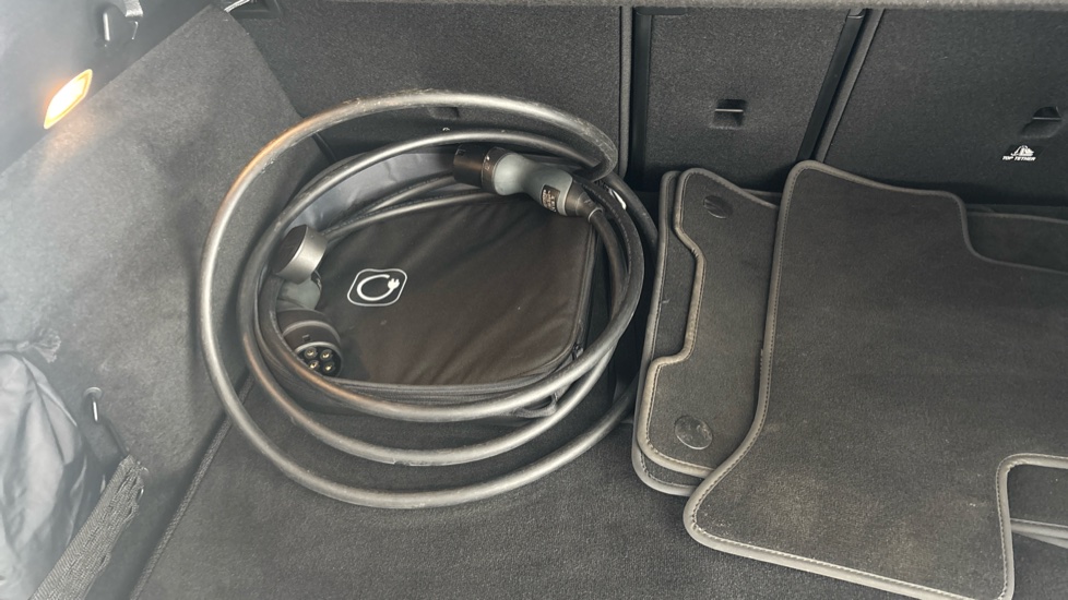 MERCEDES EQA Image 22