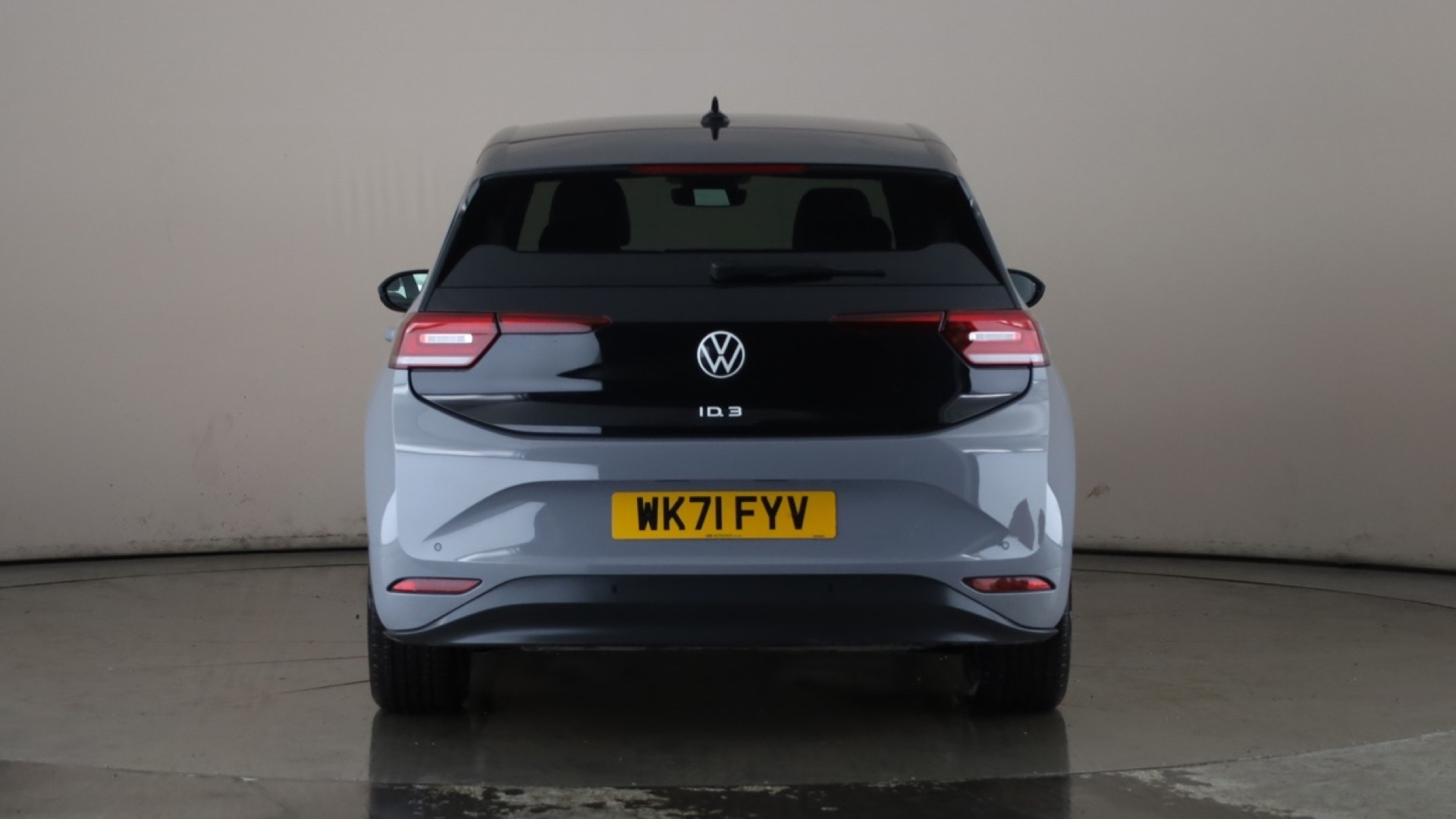 4020701 150kW Tour Pro S 77kWh 5dr Auto