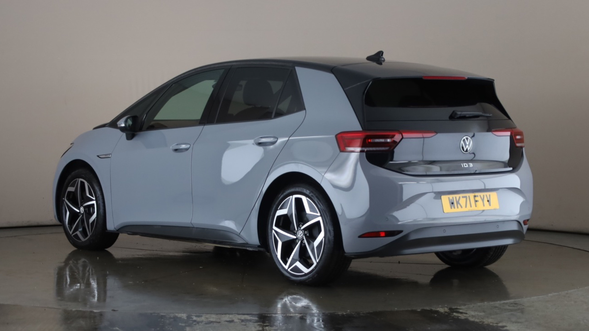 150kW Tour Pro S 77kWh 5dr Auto [2021]