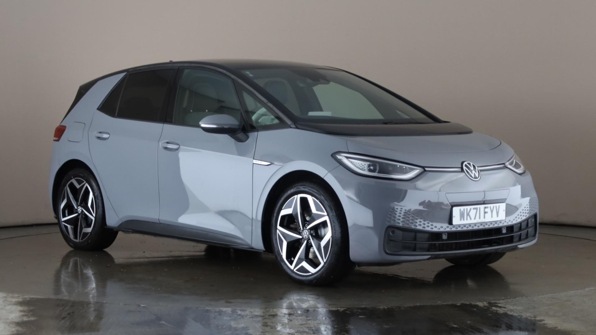 4020701 150kW Tour Pro S 77kWh 5dr Auto