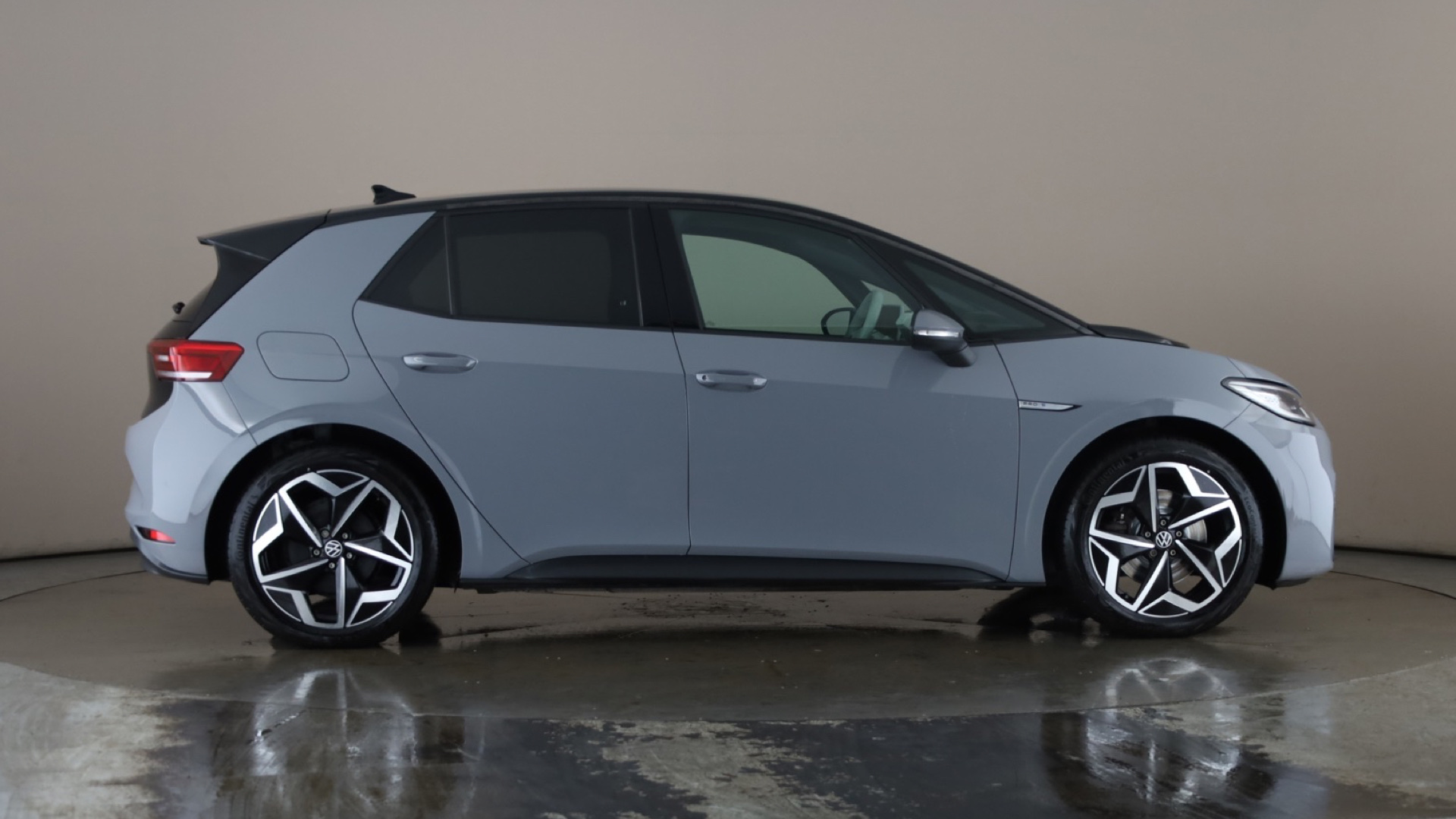 4020701 150kW Tour Pro S 77kWh 5dr Auto