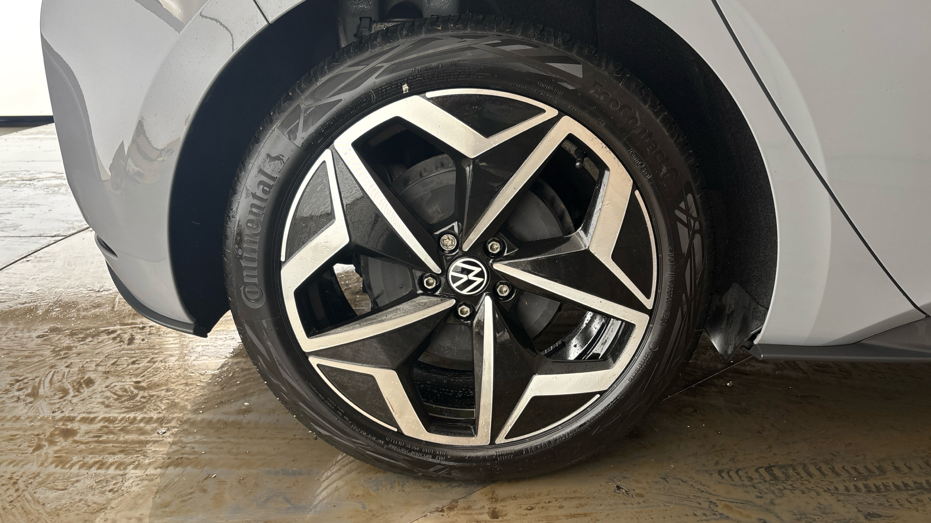 4020701 150kW Tour Pro S 77kWh 5dr Auto