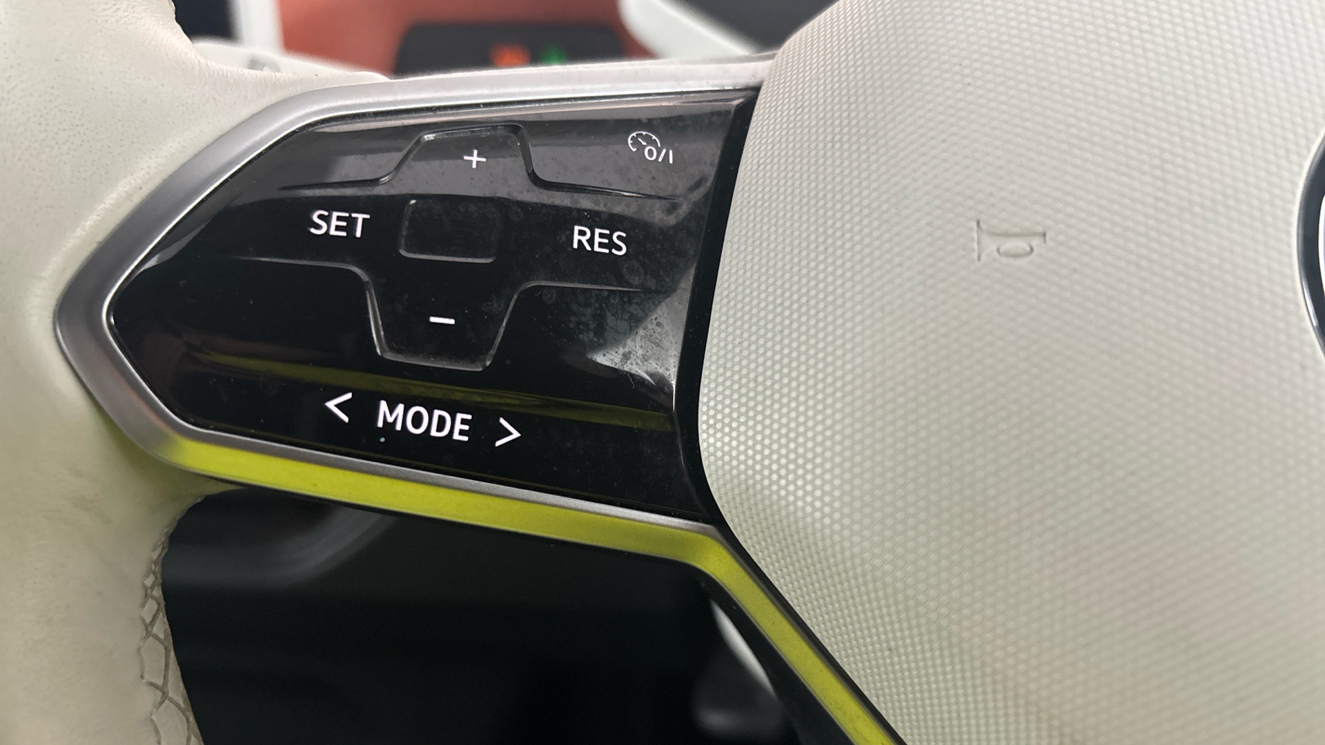 4020701 150kW Tour Pro S 77kWh 5dr Auto