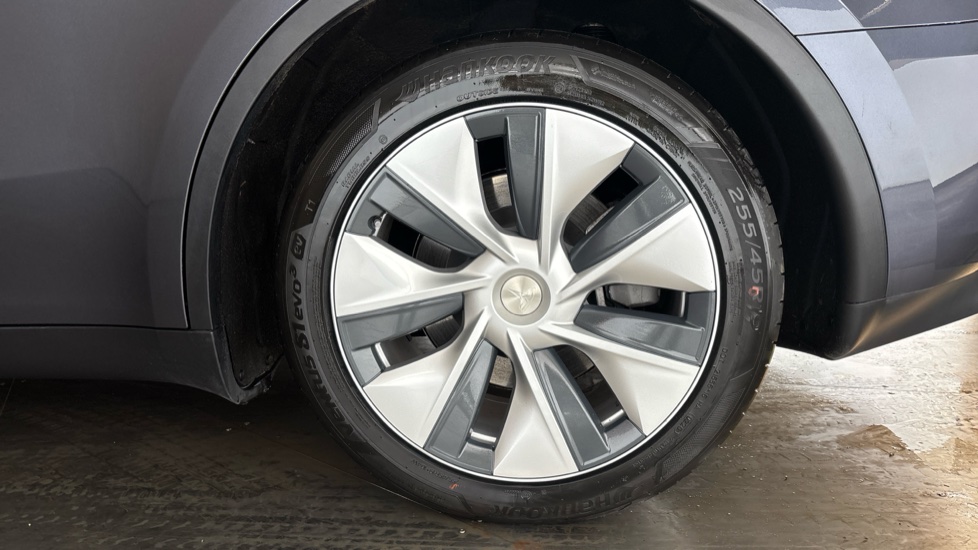 TESLA MODEL Y Image 18