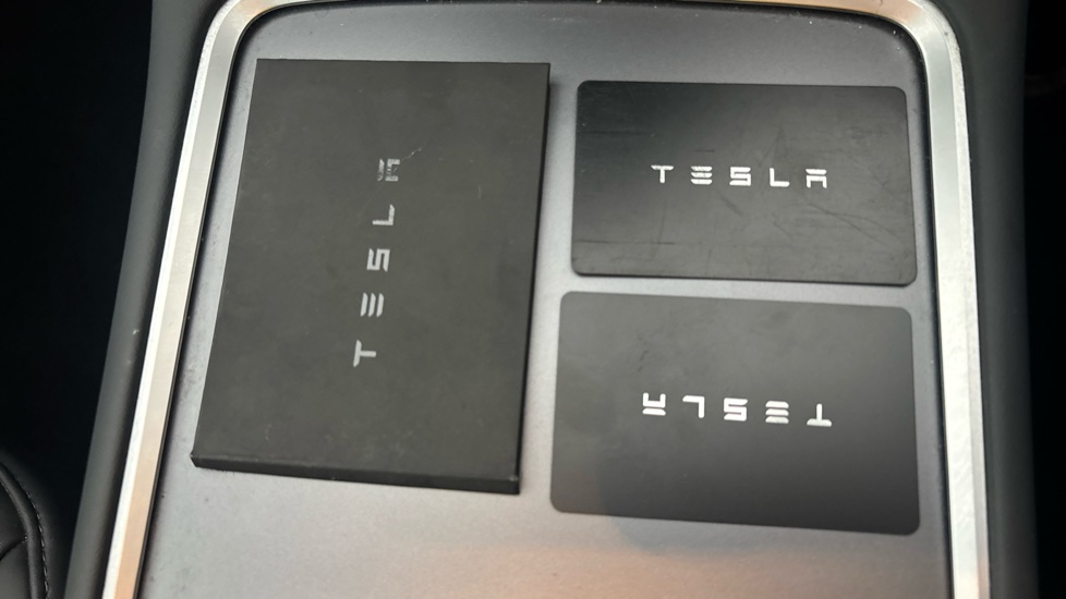 TESLA MODEL Y 2 keys