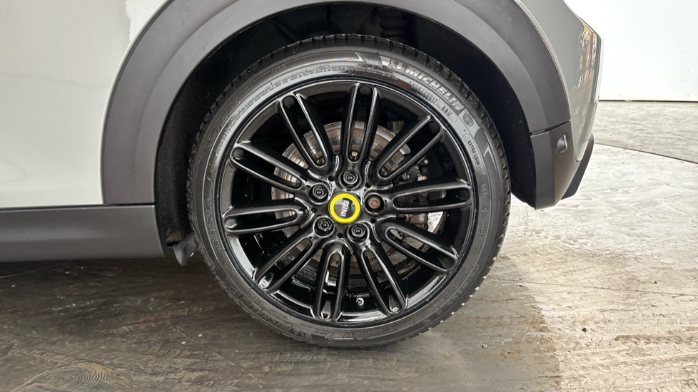 MINI HATCHBACK Image 18