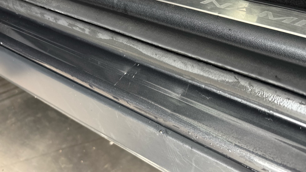 LAND ROVER DISCOVERY SPORT Dents and scratches
