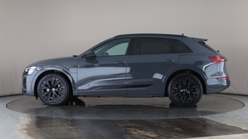 AUDI Q8 Image 2