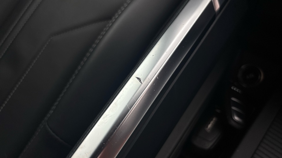 AUDI Q8 Scratches