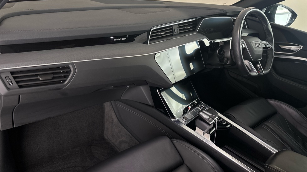 AUDI Q8 Image 10