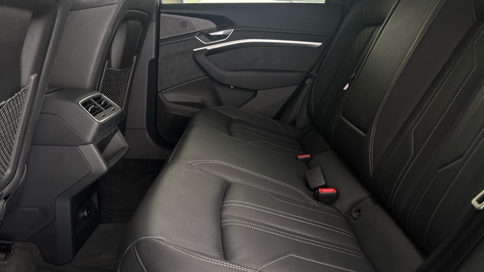 AUDI Q8 Image 14