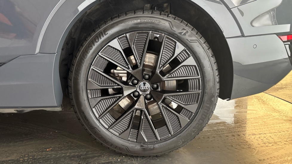 AUDI Q8 Image 18