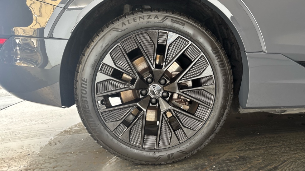 AUDI Q8 Image 19