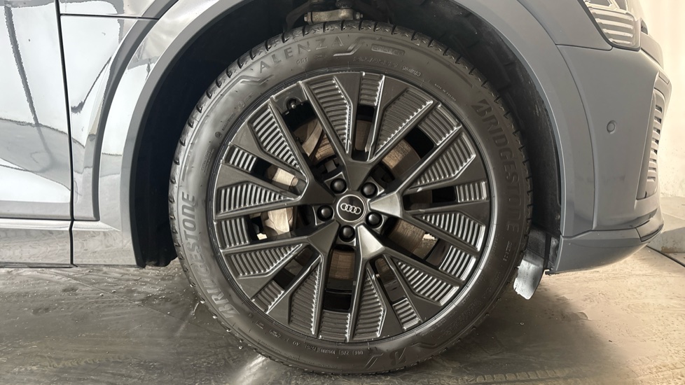 AUDI Q8 Image 20