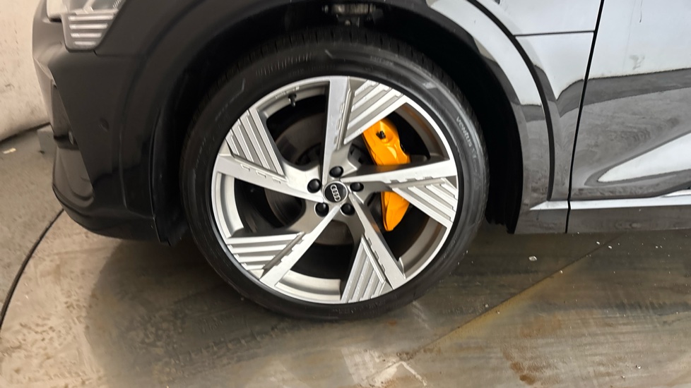 AUDI E-TRON Image 17