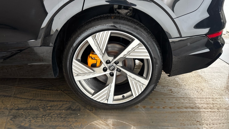 AUDI E-TRON Image 18