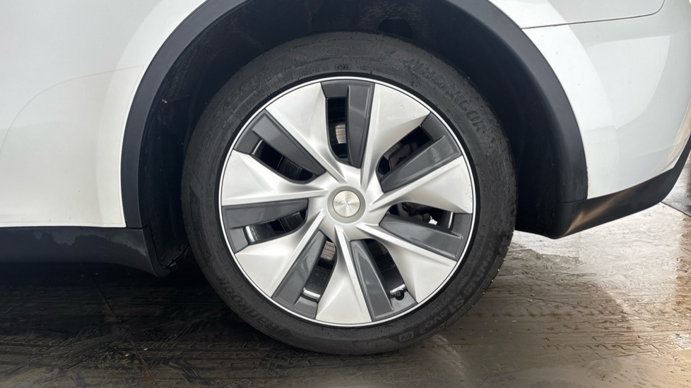 TESLA MODEL Y Image 18