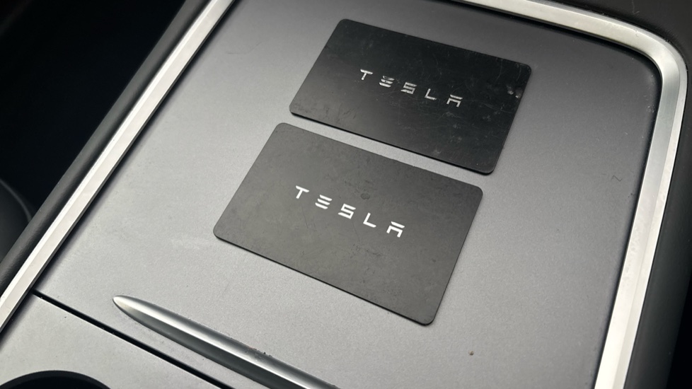 TESLA MODEL Y 2 keys