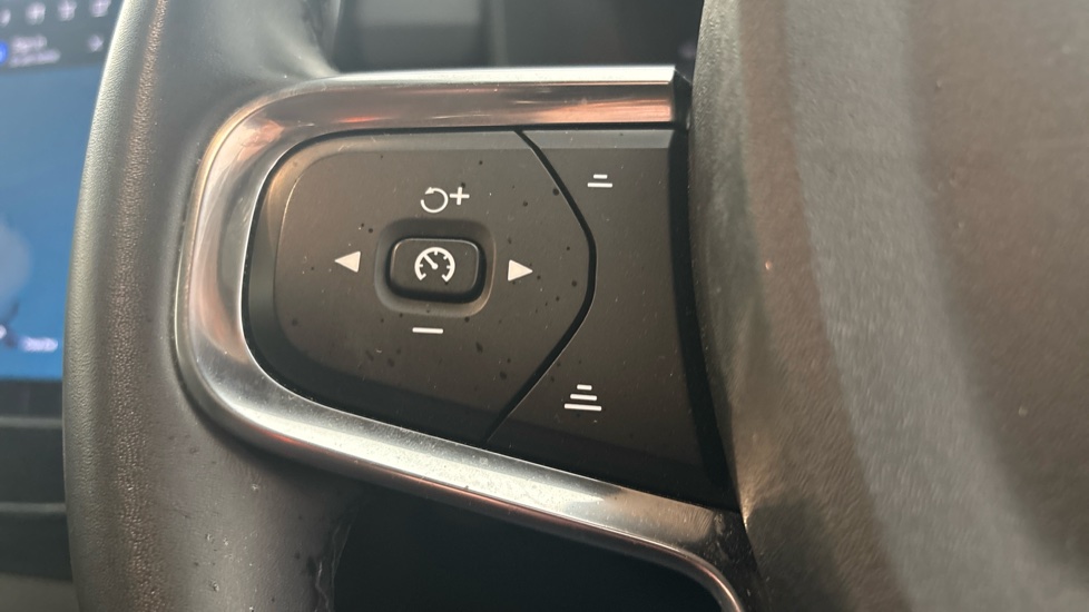 VOLVO C40 cruise control