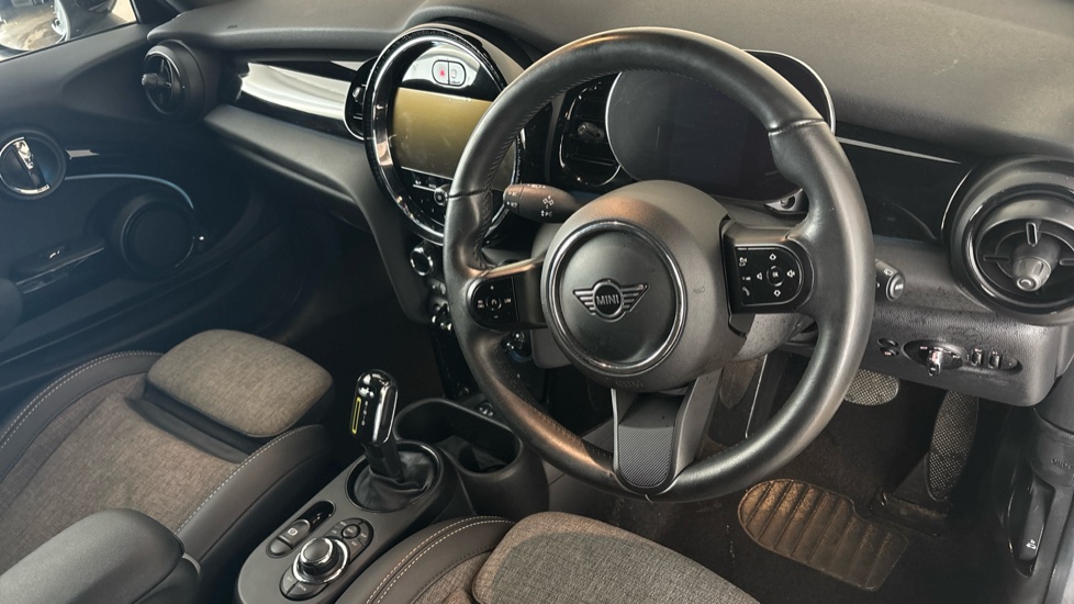 MINI HATCHBACK Image 9