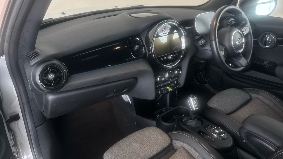 MINI HATCHBACK Image 10