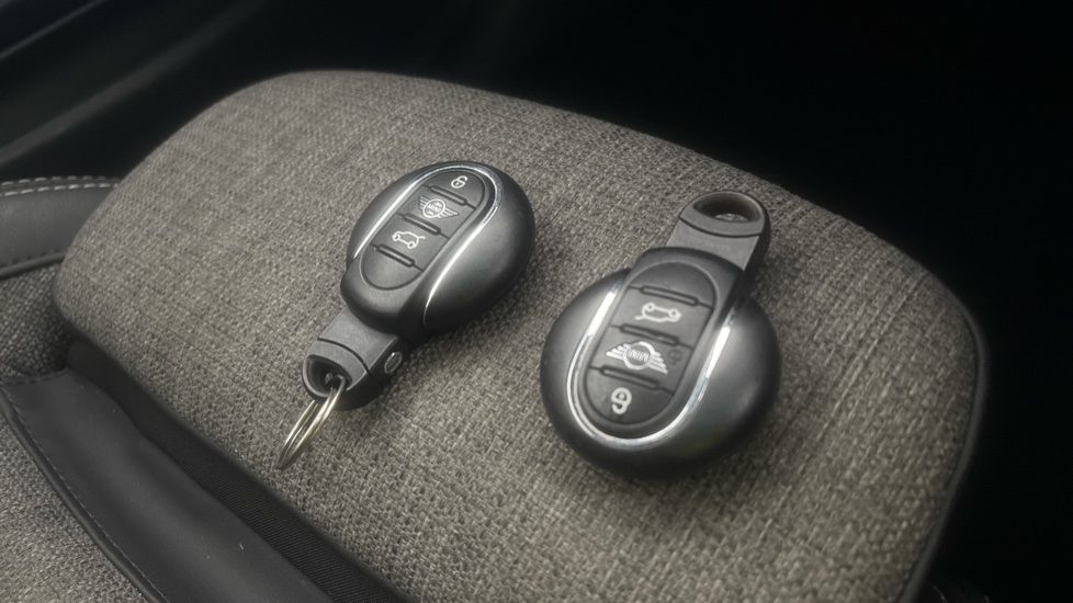 MINI HATCHBACK 2 keys