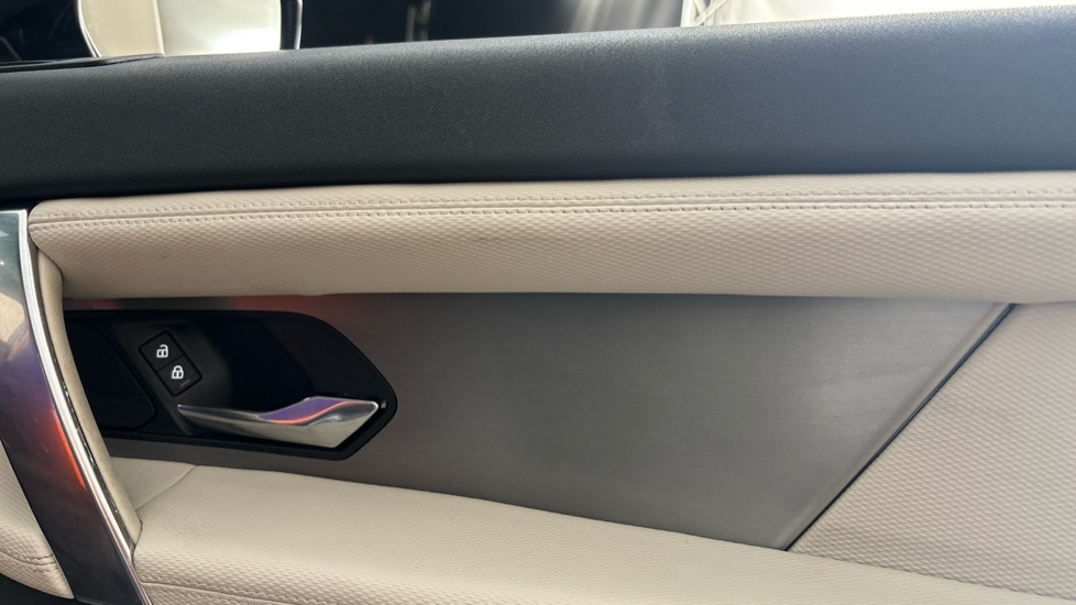 LAND ROVER DISCOVERY SPORT Stained