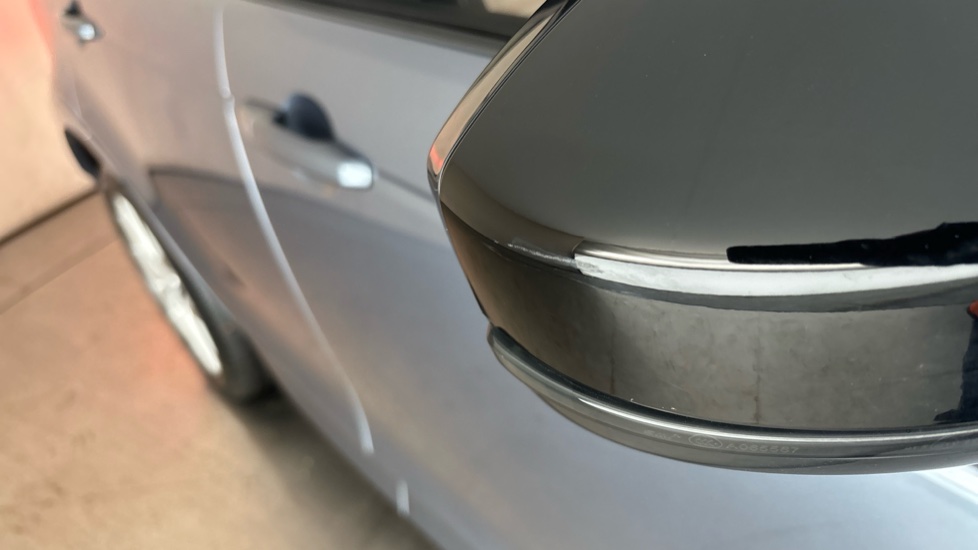 LAND ROVER DISCOVERY SPORT Scratches